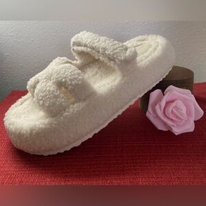 NWT…AZALEA WANG PLATFORM SLIDE SANDALS